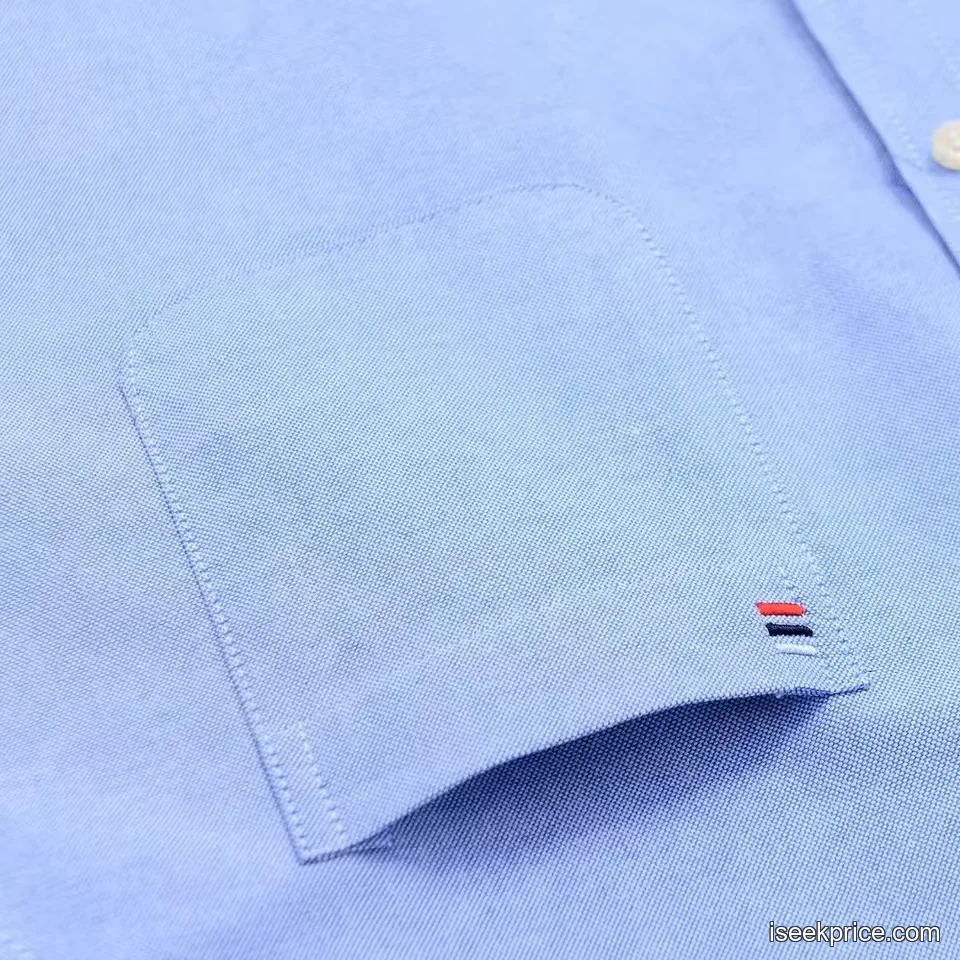 تفاصيل الكم الطويل مع الأزرار على الأساور.
