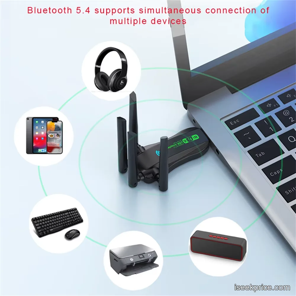 المحول متصل بمنفذ USB في جهاز كمبيوتر محمول لترقية الشبكة.