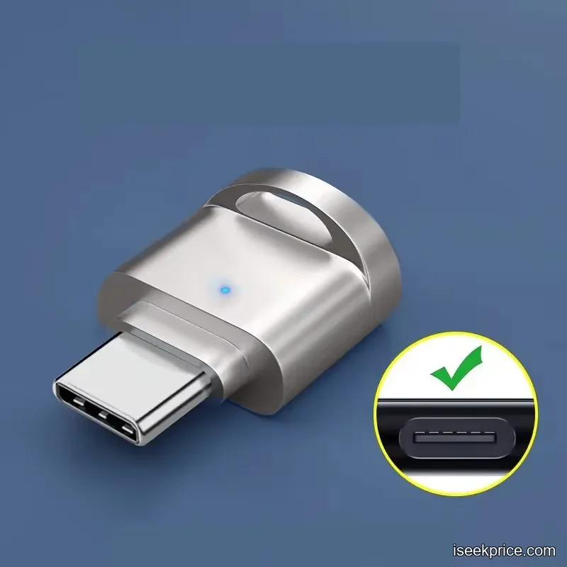 منفذ USB-C للقارئ متصل بهاتف ذكي لنقل البيانات